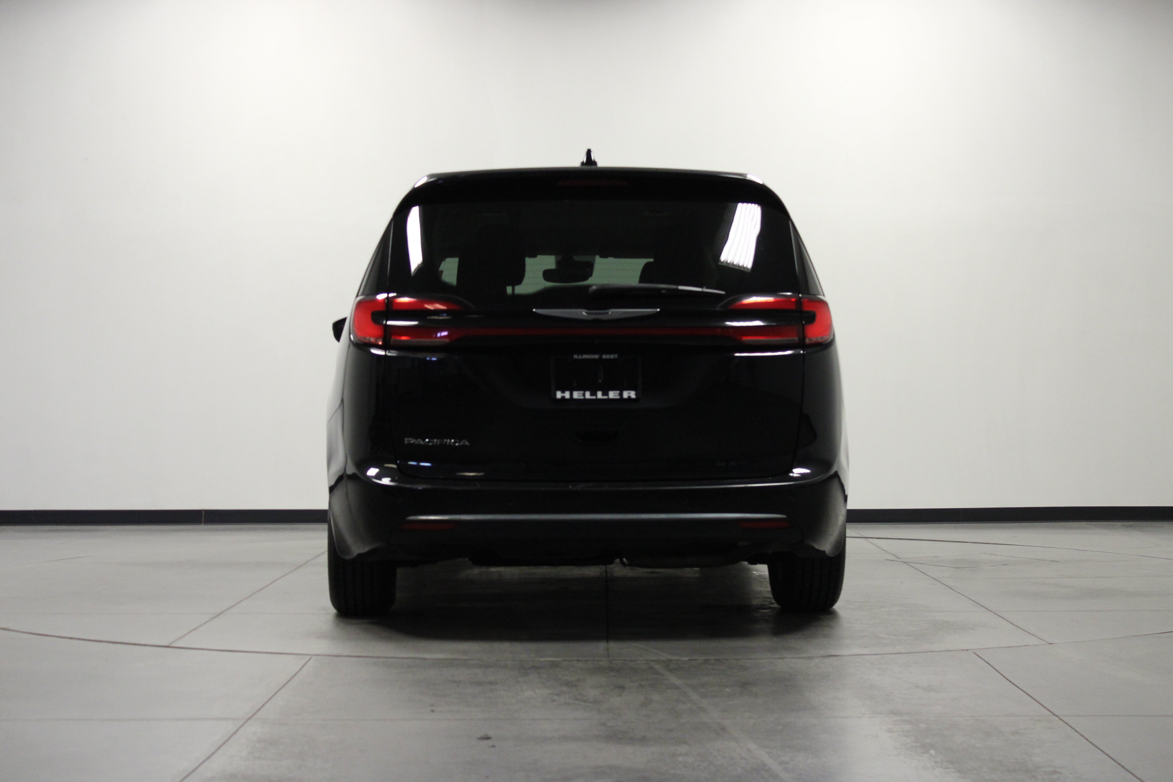 Used 2023 Chrysler Pacifica Touring-L FWD image 5