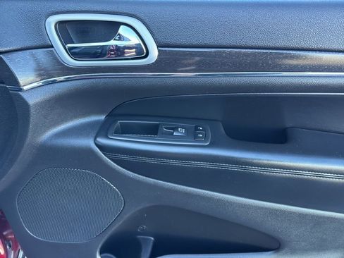 Used 2018 Jeep Grand Cherokee Limited image 18