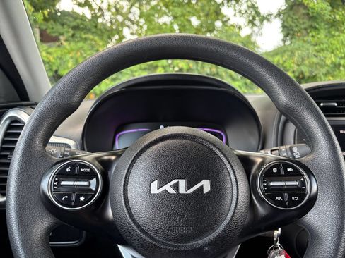 Used 2025 Kia Soul LX w/ LX Technology Package FWD image 25