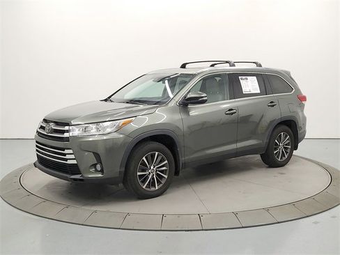 Used 2019 Toyota Highlander XLE image 3