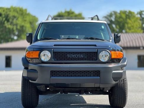Used 2010 Toyota FJ Cruiser 4WD w/ Upgrade Pkg 2 image 2