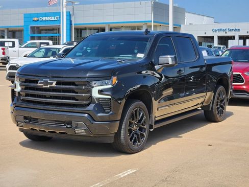 Used 2025 Chevrolet Silverado 1500 High Country w/ High Country Premium Package AWD/4WD image 3