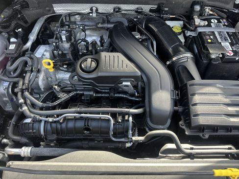 Used 2022 Volkswagen Taos SE w/ Driver Assistance Package FWD image 10