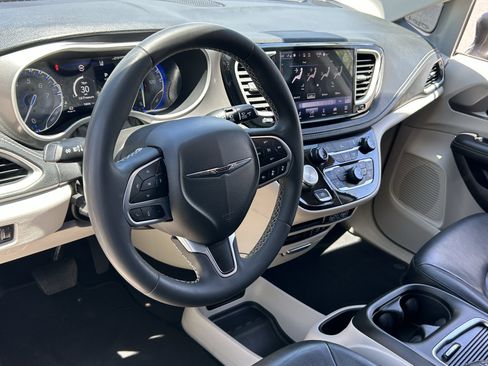 Used 2022 Chrysler Pacifica Touring-L FWD image 24