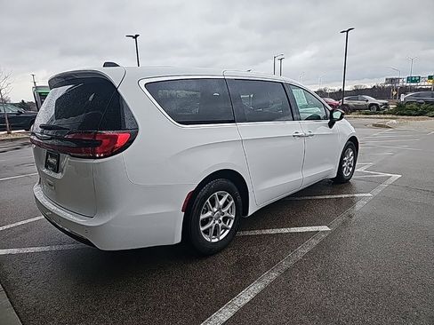 Used 2024 Chrysler Pacifica Touring-L image 5