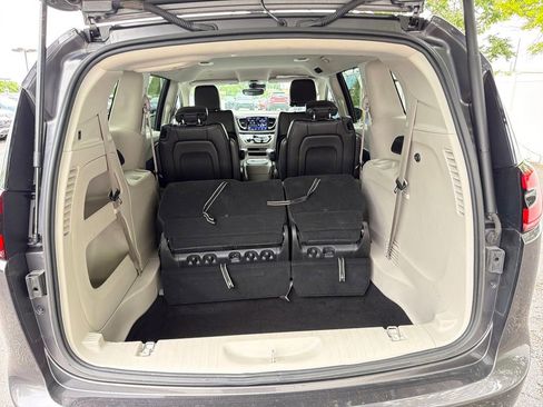 Used 2023 Chrysler Pacifica Touring-L FWD image 27