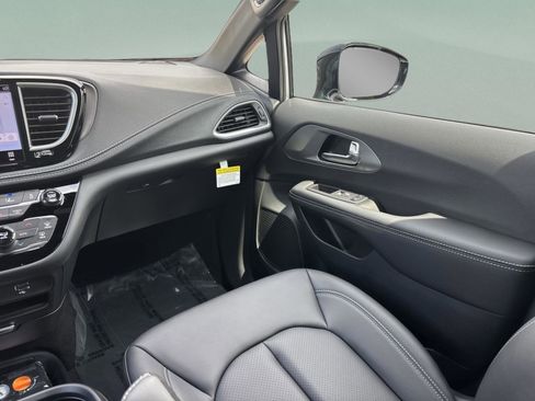 New 2026 Chrysler Pacifica Select image 15