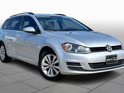 Used 2017 Volkswagen Golf S image 2