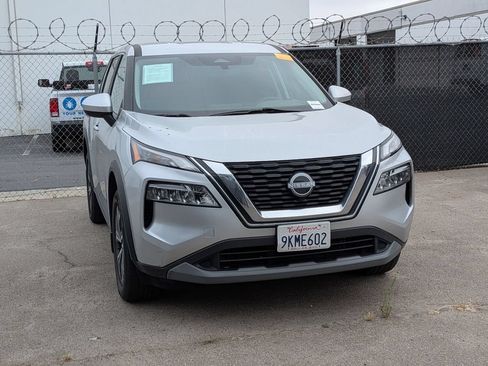Used 2023 Nissan Rogue SV FWD image 2