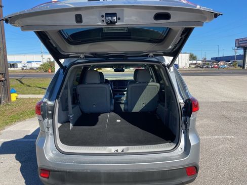 Used 2017 Toyota Highlander SE image 14