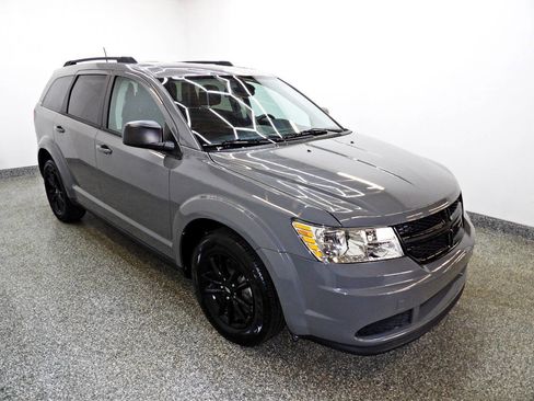 Used 2020 Dodge Journey SE w/ SE Popular Equipment Group FWD image 3
