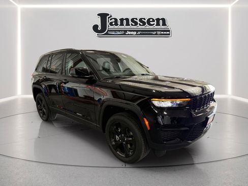 New 2025 Jeep Grand Cherokee Altitude image 7