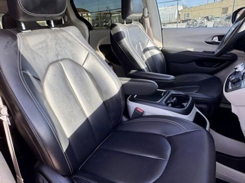 Used 2023 Chrysler Pacifica Touring-L image 15