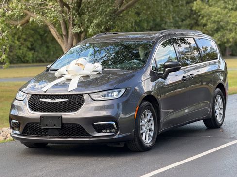 Used 2022 Chrysler Pacifica Touring-L image 1