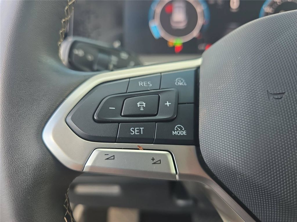 Used 2025 Volkswagen Tiguan SE FWD image 26