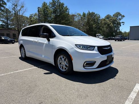 Used 2024 Chrysler Pacifica Touring-L FWD image 4