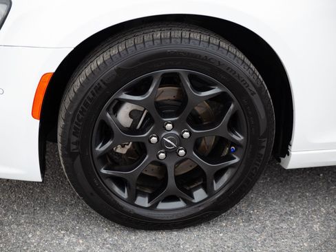 Used 2023 Chrysler 300 Touring L image 9