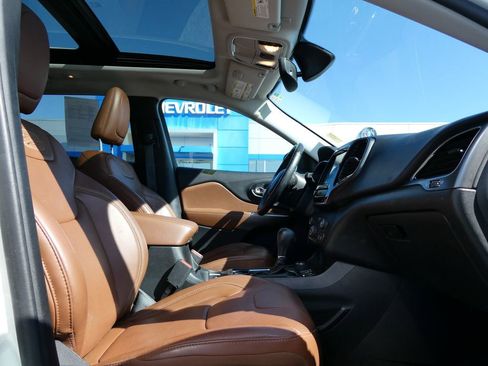 Used 2019 Jeep Cherokee Overland AWD/4WD image 14