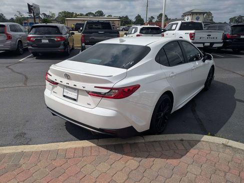 Used 2025 Toyota Camry SE FWD image 5