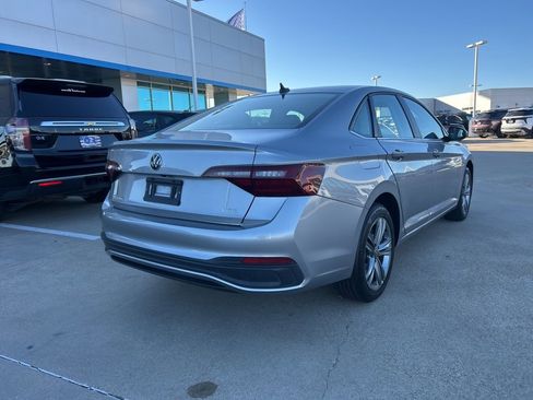 Used 2024 Volkswagen Jetta SE image 5