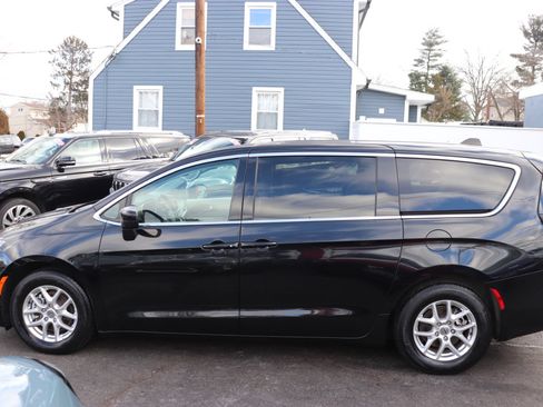 Used 2023 Chrysler Voyager LX image 2