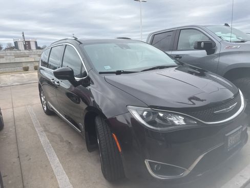 Used 2018 Chrysler Pacifica Touring-L Plus w/ Advanced Safetytec Group image 2