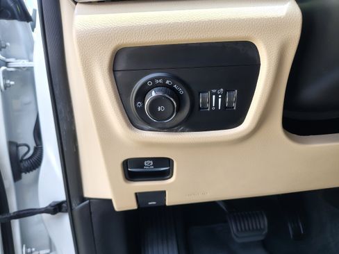 Certified 2025 Jeep Grand Cherokee Limited w/ Luxury Tech Group II AWD/4WD image 28