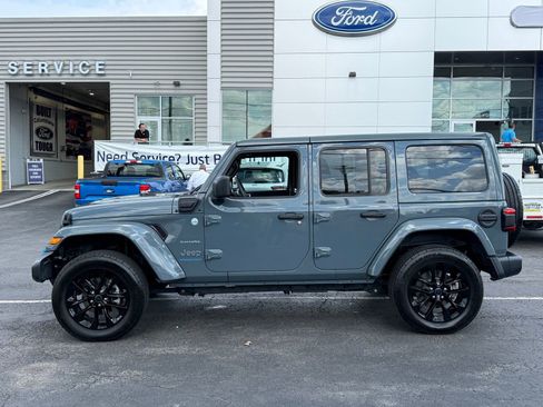 Used 2024 Jeep Wrangler Unlimited Sahara w/ Technology Group AWD/4WD image 3