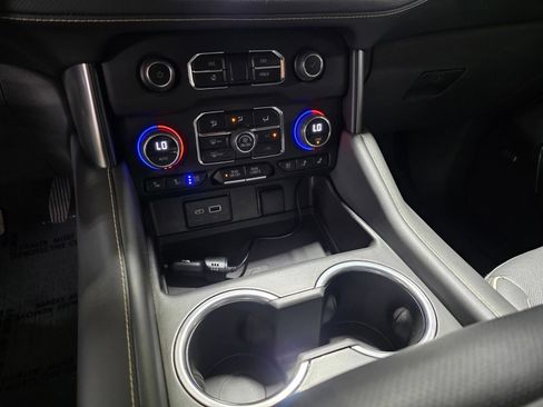Used 2023 Chevrolet Tahoe Premier AWD/4WD image 31