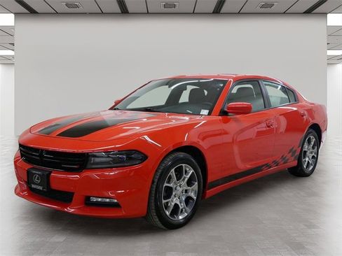 Used 2017 Dodge Charger SXT image 2