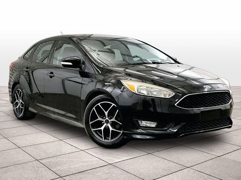 Used 2015 Ford Focus SE w/ SE Sport Package FWD image 3