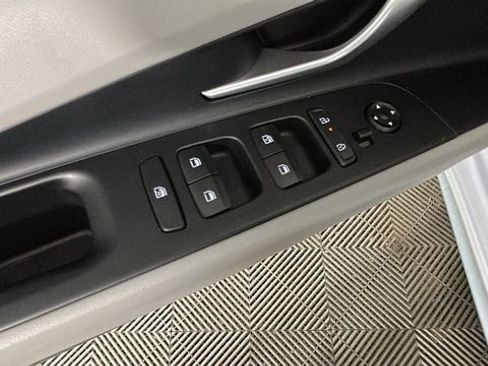 Used 2025 Hyundai Elantra Limited FWD image 11