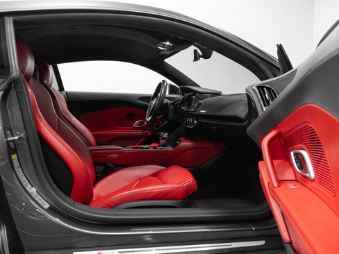 Used 2018 Audi R8 V10 w/ Premium Package image 24