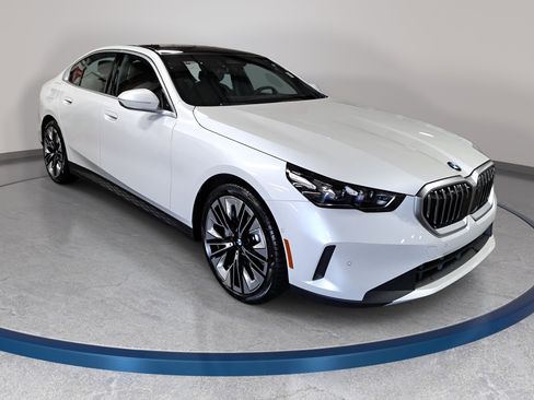 New 2026 BMW 530i w/ Premium Package image 3