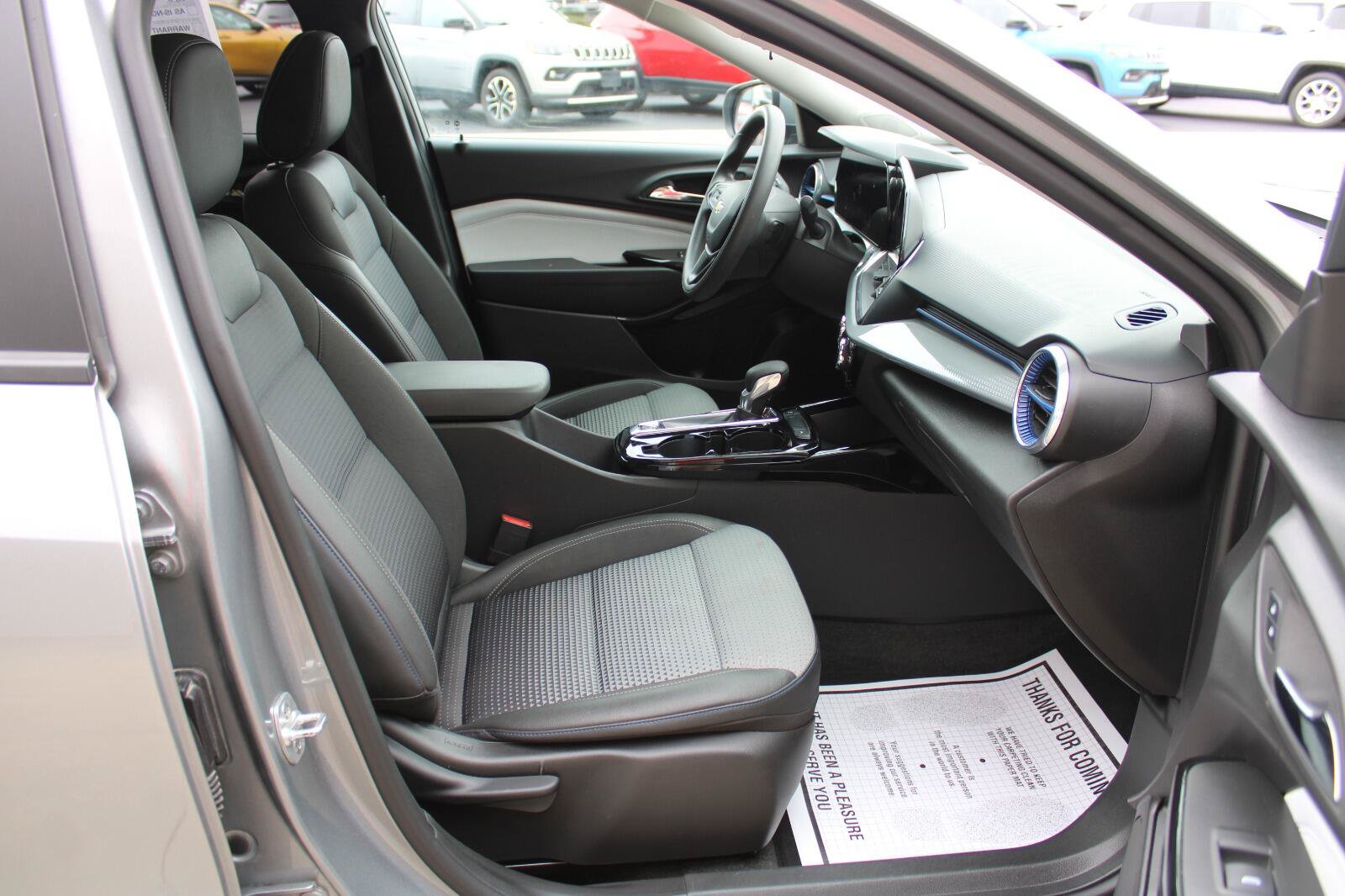 Used 2025 Chevrolet Trax LT FWD image 22