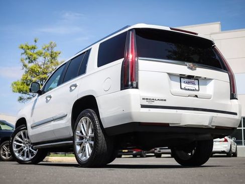 Used 2017 Cadillac Escalade Luxury AWD/4WD image 2