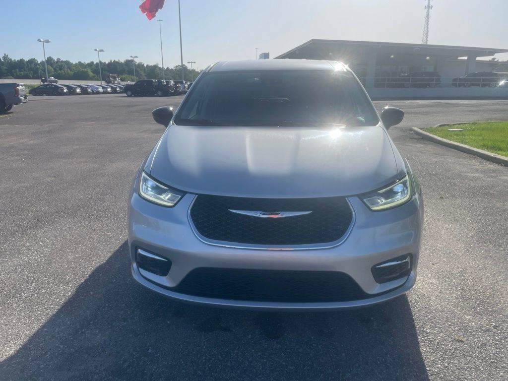 Used 2024 Chrysler Pacifica Touring-L FWD image 2