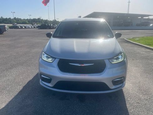 Used 2024 Chrysler Pacifica Touring-L FWD image 2