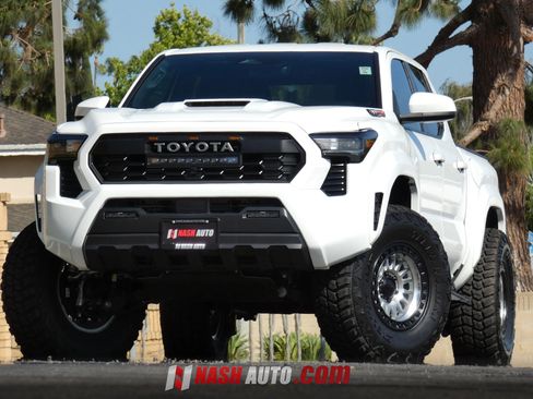 Used 2025 Toyota Tacoma TRD Sport AWD/4WD image 2