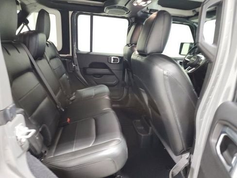 Used 2022 Jeep Wrangler Unlimited Sahara AWD/4WD image 18