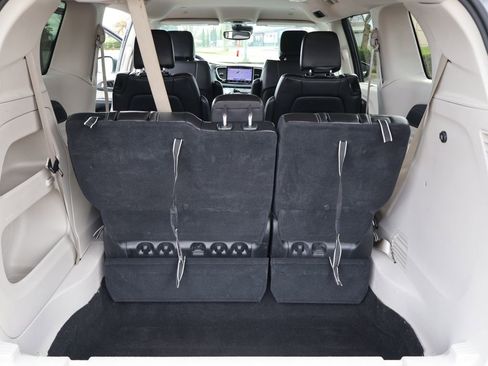 Used 2023 Chrysler Pacifica Touring-L image 27