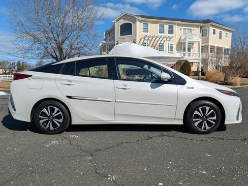 Used 2018 Toyota Prius Prime Premium image 4