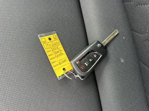Used 2025 Toyota Corolla LE image 30