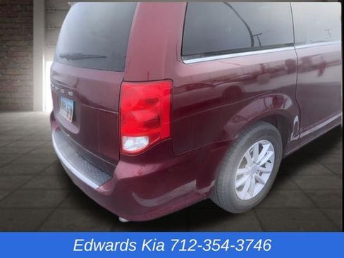 Used 2019 Dodge Grand Caravan SXT image 7