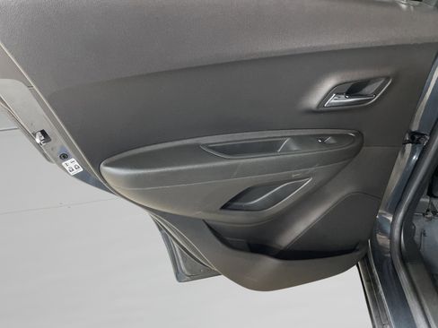 Used 2021 Chevrolet Trax LT w/ LT Convenience Package image 10