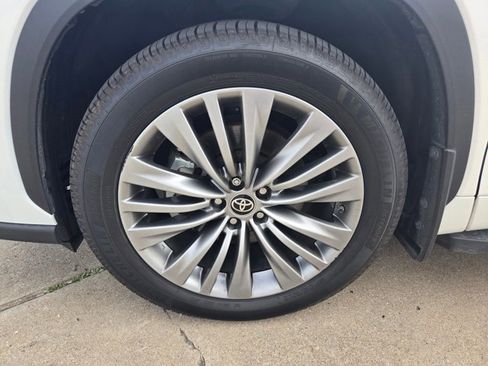 Used 2021 Toyota Highlander Platinum image 10