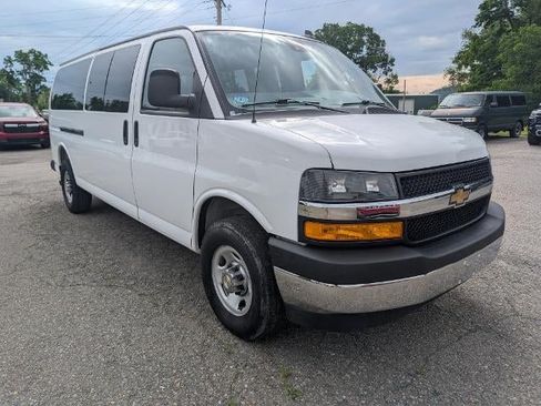 Used 2025 Chevrolet Express 3500 LT w/ LT Preferred Equipment Group RWD image 3