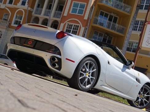 Used 2011 Ferrari California image 67