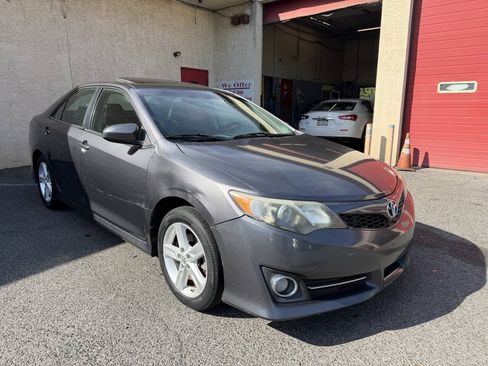 Used 2014 Toyota Camry SE w/ Moonroof Package FWD image 7