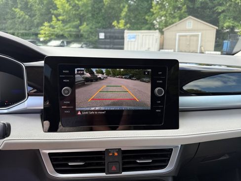 Used 2025 Volkswagen Taos SE w/ Panoramic Sunroof Package image 18